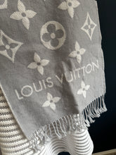 Lade das Bild in den Galerie-Viewer, LOUIS VUITTON ESSENTIAL SCHAL