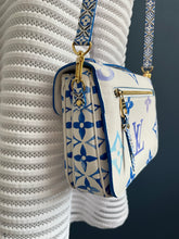 Lade das Bild in den Galerie-Viewer, LOUIS VUITTON MÉTIS BY THE POOL