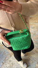 Lade das Bild in den Galerie-Viewer, CHANEL 19 HOBO BAG