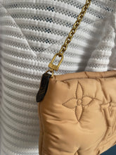 Lade das Bild in den Galerie-Viewer, LOUIS VUITTON PILLOW POCHETTE