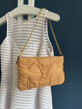 Lade das Bild in den Galerie-Viewer, LOUIS VUITTON PILLOW POCHETTE