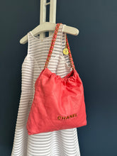Lade das Bild in den Galerie-Viewer, CHANEL 22 BEUTEL ROSA