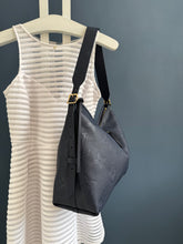 Lade das Bild in den Galerie-Viewer, LOUIS VUITTON CARRYALL MM NAVY