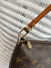 Lade das Bild in den Galerie-Viewer, LOUIS VUITTON POCHETTE ACCESSOIRES