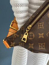Lade das Bild in den Galerie-Viewer, LOUIS VUITTON BUMBAG