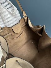 Lade das Bild in den Galerie-Viewer, LOUIS VUITTON GIROLATA GALET MAHINA
