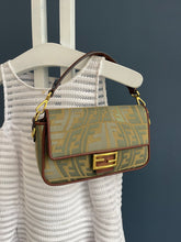 Lade das Bild in den Galerie-Viewer, FENDI BAGUETTE