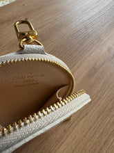 Lade das Bild in den Galerie-Viewer, LOUIS VUITTON ROUND COIN