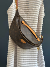 Lade das Bild in den Galerie-Viewer, LOUIS VUITTON BUMBAG