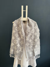 Lade das Bild in den Galerie-Viewer, LOUIS VUITTON ESSENTIAL SCHAL