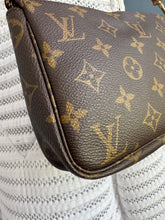 Lade das Bild in den Galerie-Viewer, LOUIS VUITTON POCHETTE ACCESSOIRES