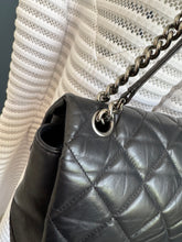 Lade das Bild in den Galerie-Viewer, CHANEL LADY PEARLY FLAP BAG