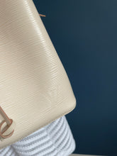 Lade das Bild in den Galerie-Viewer, LOUIS VUITTON NÉONOÉ BB EPI