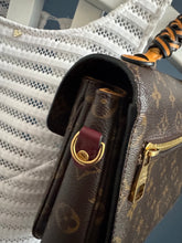 Lade das Bild in den Galerie-Viewer, LOUIS VUITTON MÉTIS MIT GEFLOCHTENEN GRIFF