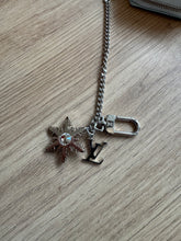 Lade das Bild in den Galerie-Viewer, LOUIS VUITTON SCHNEEFLOCKE
