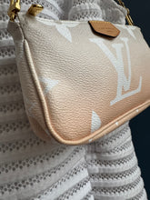 Lade das Bild in den Galerie-Viewer, LOUIS VUITTON MINI POCHETTE