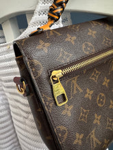 Lade das Bild in den Galerie-Viewer, LOUIS VUITTON MÉTIS MIT GEFLOCHTENEN GRIFF