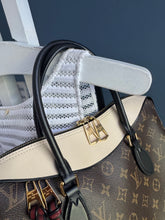 Lade das Bild in den Galerie-Viewer, LOUIS VUITTON TUILERIES