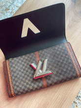 Lade das Bild in den Galerie-Viewer, LOUIS VUITTON TWIST GELDBÖRSE