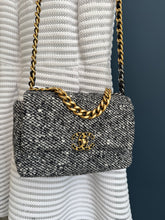 Lade das Bild in den Galerie-Viewer, CHANEL 19 SMALL