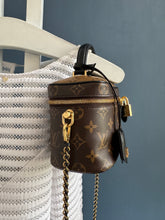 Lade das Bild in den Galerie-Viewer, LOUIS VUITTON VANITY