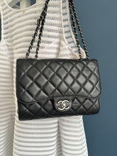 Lade das Bild in den Galerie-Viewer, CHANEL CLASSIC FLAP SMALL / BEUTEL