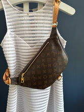 Lade das Bild in den Galerie-Viewer, LOUIS VUITTON BUMBAG