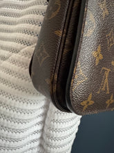 Lade das Bild in den Galerie-Viewer, LOUIS VUITTON MÉTIS MIT GEFLOCHTENEN GRIFF