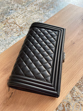 Lade das Bild in den Galerie-Viewer, CHANEL BOY FRAME CLUTCH