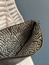 Lade das Bild in den Galerie-Viewer, MCM CLUTCH