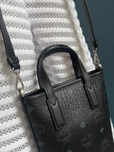 Lade das Bild in den Galerie-Viewer, MCM AREN BAG