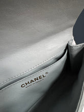 Lade das Bild in den Galerie-Viewer, CHANEL 2.55 GÜRTELTASCHE