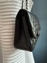 Lade das Bild in den Galerie-Viewer, CHANEL DOUBLE FLAP JUMBO