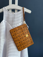 Lade das Bild in den Galerie-Viewer, MCM CLUTCH