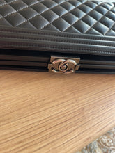 Lade das Bild in den Galerie-Viewer, CHANEL BOY FRAME CLUTCH