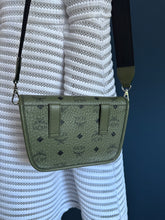 Lade das Bild in den Galerie-Viewer, MCM AREN MASSENGER