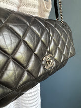 Lade das Bild in den Galerie-Viewer, CHANEL LADY PEARLY FLAP BAG