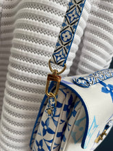 Lade das Bild in den Galerie-Viewer, LOUIS VUITTON MÉTIS BY THE POOL