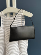 Lade das Bild in den Galerie-Viewer, LOUIS VUITTON  POCHETTE ACCESSOIRES EPI
