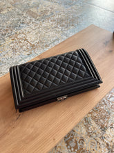 Lade das Bild in den Galerie-Viewer, CHANEL BOY FRAME CLUTCH