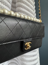 Lade das Bild in den Galerie-Viewer, CHANEL WOC MIT PERLEN