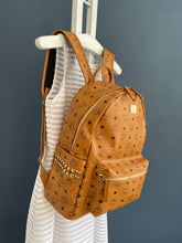 Lade das Bild in den Galerie-Viewer, MCM STARK LARGE RUCKSACK