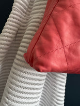 Lade das Bild in den Galerie-Viewer, CHANEL 22 BEUTEL ROSA