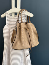 Lade das Bild in den Galerie-Viewer, LOUIS VUITTON GIROLATA GALET MAHINA