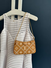 Lade das Bild in den Galerie-Viewer, LOUIS VUITTON EASY POUCH ON STREP BROIDERY