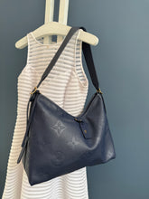 Lade das Bild in den Galerie-Viewer, LOUIS VUITTON CARRYALL MM NAVY