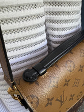 Lade das Bild in den Galerie-Viewer, LOUIS VUITTON MÉTIS REVERSE