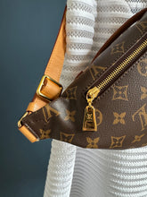 Lade das Bild in den Galerie-Viewer, LOUIS VUITTON BUMBAG