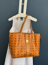 Lade das Bild in den Galerie-Viewer, MCM LIZ SHOPPER