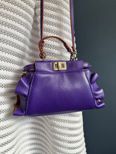 Lade das Bild in den Galerie-Viewer, FENDI PEEKABOO MINI